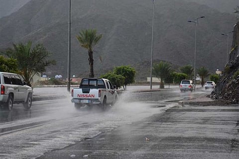 «الإنذار المبكر» ينبه إلى أمطار على عسير وجازان وغبار على عدة مناطق