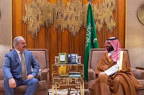 ولي العهد يلتقي خليفة حفتر ويستعرض معه تطورات الأحداث في ليبيا