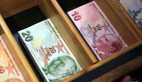 الليرة التركية تهوي 5%.. ومستثمرون يتخلصون من أسهم وسندات الحكومة