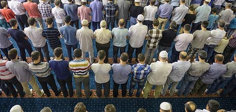 مسؤول سعودي يؤم المصلين في أكبر جامع ببيروت