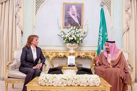 خادم الحرمين يتسلم المفتاح الذهبي لمدينة تونس