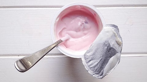 دراسة تحذر من تناول الزبادي: يحوي بكتيريا تلتهم جدار المعدة