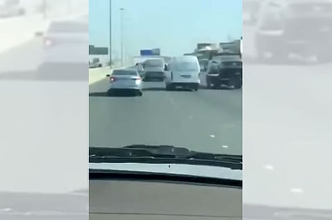 الجهات المعنية تتابع واقعة «فيديو السباق» بين قائدي مركبتين بجدة