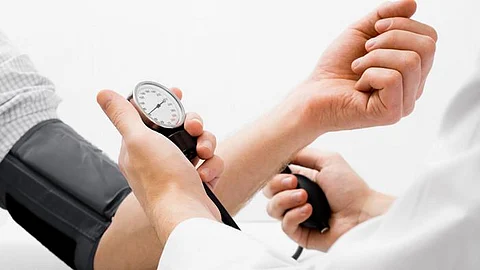 التوجه إلى المستشفى بسبب ضغط الدم يكون في هذه الحالة