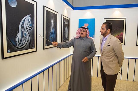 فنان تشكيلي سعودي يتصدر المشاركين بمهرجان نور الثقافي بـ 800 لوحة إبداعية