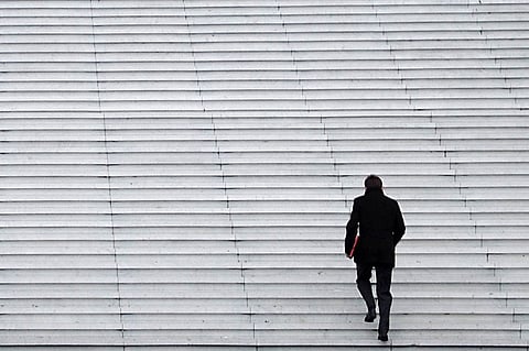 استشاري قلب يوضح تأثير صعود الدرج على أصحاب الأمراض المزمنة