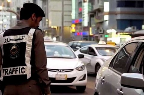 المرور يحذر من وضع تجهيزات المركبات الرسمية في «الخاصة»