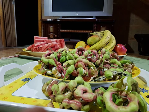 بالصور.. ثمار اللوز الأحمر تغزو أسواق الفاكهة بوادي الدواسر