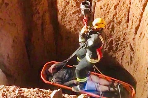 «مدني حائل» ينقذ شابًا سقط في بئر عمقها 20 مترًا