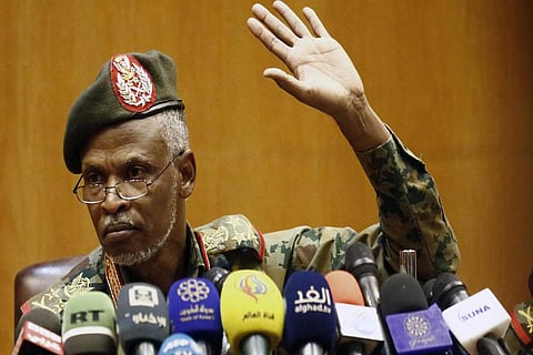 بعد يوم من أدائه اليمين.. بن عوف يتنحى عن منصبه كرئيس للمجلس العسكري بالسودان