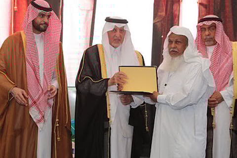 بالصور.. أمير مكة المكرمة يُسلِّم أراضي الإسكان البديل لسكان «النكاسة»