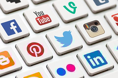 مستشار قانوني يوضح عقوبة نشر مقاطع مختلقة عبر وسائل التواصل