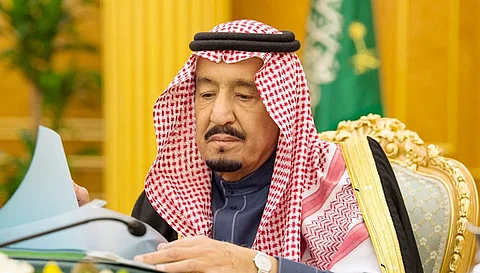 مصادر «عاجل»: أمرٌ سامٍ جديد يُلزم الجهات الحكومية بالتوقف عن توظيف الوافدين
