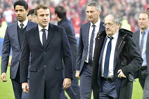 بالهتافات وصافرات الاستهجان.. جماهير سان جيرمان تهاجم ماكرون خلال نزوله أرض الملعب