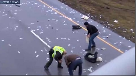 الشرطة الأمريكية تحضّ الناس على إعادة آلاف الدولارات تناثرت من شاحنة