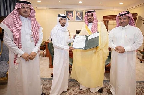 أمير نجران بالنيابة يُكرِّم ممرضًا أنقذ مصابًا على طريق يدمة