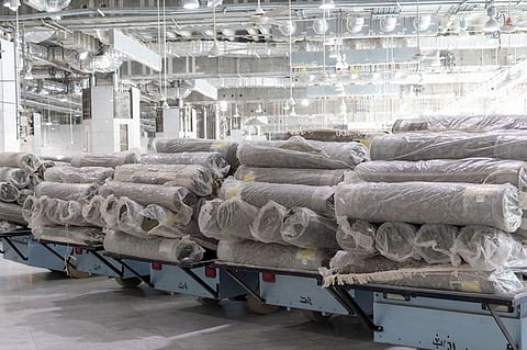 بالصور.. تجديد سجاد المسجد الحرام وساحاته استعدادًا لشهر رمضان