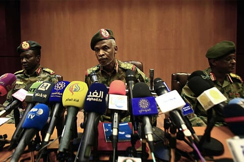 المجلس العسكري في السودان يجمد نشاط النقابات والاتحادات المهنية