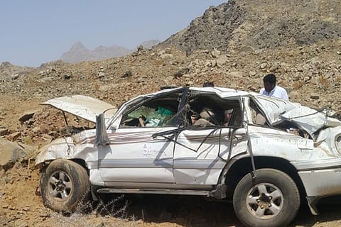 بالصور.. 6 فرق إسعافية تباشر انقلاب سيارة بالباحة