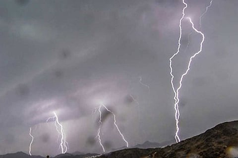 سحب ممطرة وغيوم على 7 مناطق.. الأربعاء