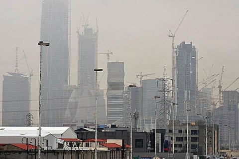 أمطار رعدية وأتربة مثارة على معظم مناطق المملكة.. الأربعاء