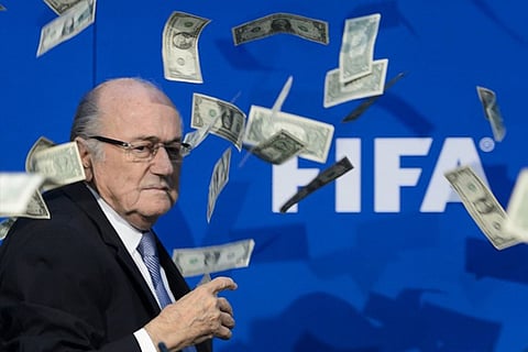 بلاتر ينوي مقاضاة رئيس «الفيفا»: المال يهدد بتدمير الرياضة
