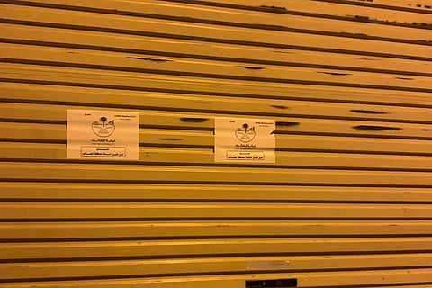 بالصور.. مداهمة وإغلاق أكبر معمل مخالف للسمبوسك في الطائف