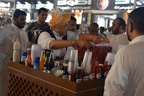 بالصور.. عصيرات الليمون والبليلة تستهوي أهالي جدة في رمضان