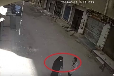 جريمة وثّقتها الكاميرات.. مصري عاق يقتل والدته بالشارع في نهار رمضان