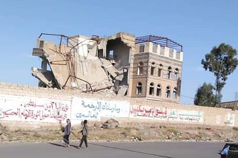 ميليشيا الحوثي تُفجر منزل والد وزير الدفاع اليمني