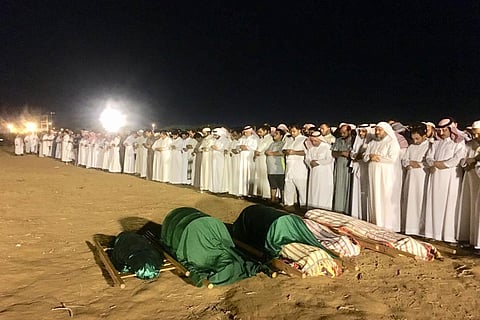 بالصور.. مشاهد مؤلمة أثناء تشييع جثامين أفراد أسرة عائلة الحكمي بالمضايا