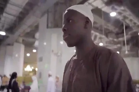 بالفيديو.. لاعب إيفرتون الإنجليزي في رحاب المسجد الحرام: أريد الاستمتاع بالمكان