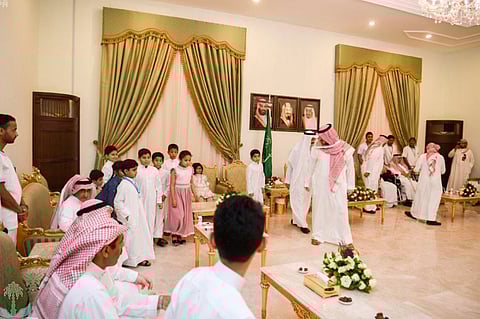 بالصور.. أمير الجوف يتناول الإفطار مع الأيتام وذوي الاحتياجات الخاصة ونزلاء دار الرعاية