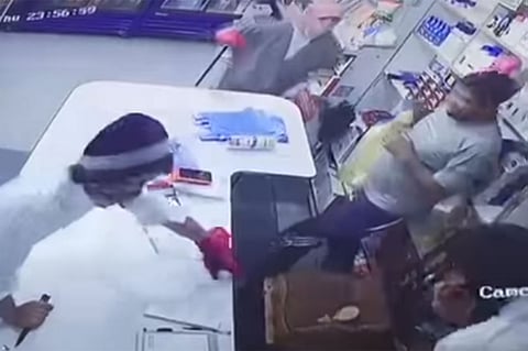 مفاجأة في واقعة الإطاحة بالملثمين سارقي محل تموينات.. وشرطة الرياض تكشف التفاصيل