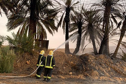 صاعقة تُشعل النيران في أحد مزارع الشماسية