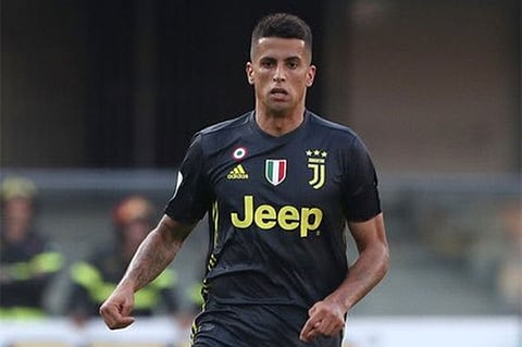 كانسيلو مدافع يوفنتوس يخضع لعملية جراحية