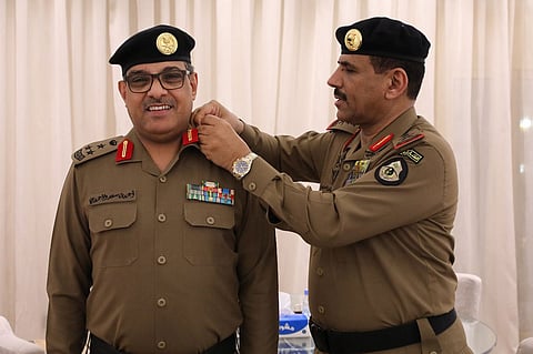  بالصور.. مدير الأمن العام يقلد العقيد الأحمدي رتبة «عميد»