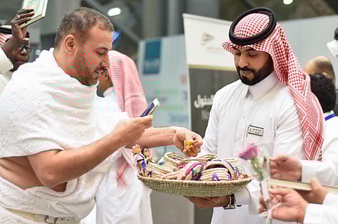 بالصور.. فريق تطوعي بمكة المكرمة يُسعِد ضيوف الرحمن بـ«هدايا الخير»