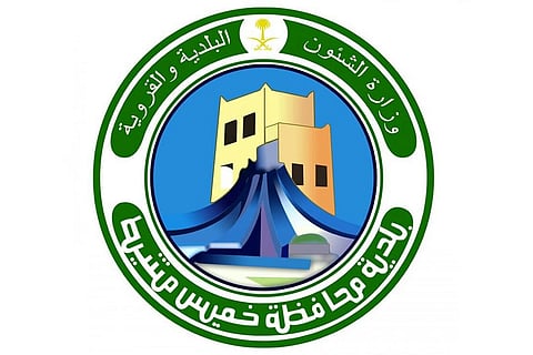 «خميس مشيط» تكشف حقيقة تقديم مطعم الكلاب طعامًا للزبائن