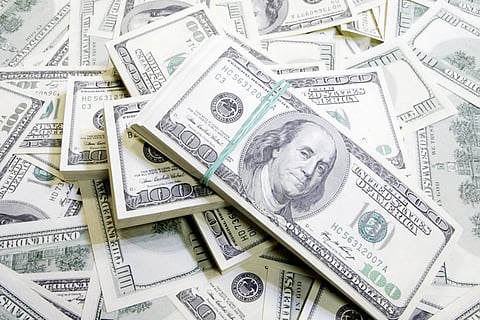 4 أسباب وراء تراجع الدولار الأمريكي أمام سلة عملات رئيسة