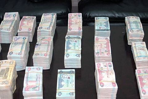 موظفة في بنك إماراتي تختلس 20 مليون درهم لاصطياد عريس
