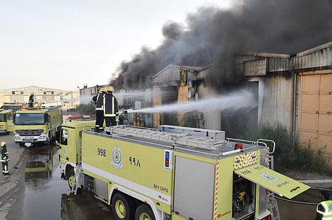بالصور.. «مدني الرياض» يُخِمد حريقًا في مستودعات حي الفيصلية