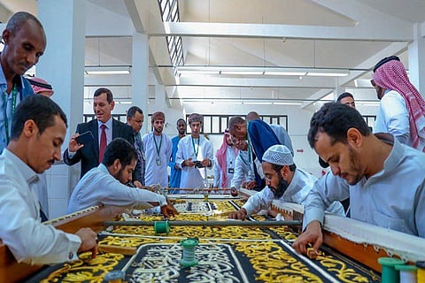 بالصور.. الوفود الإعلامية تزور مجمع «كسوة الكعبة» ومعرض «عمارة الحرمين»