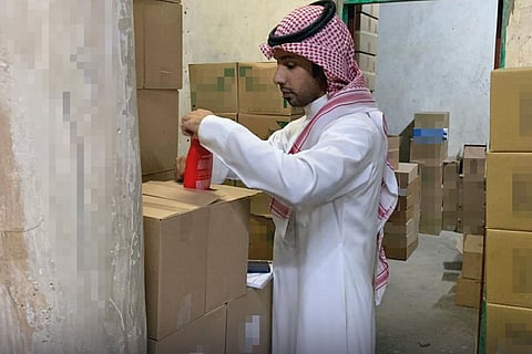 بالصور.. ضبط منزل حوّله مخالفون لمستودع مستحضرات طبية بالرياض