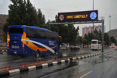 استمرار هطول الأمطار الرعدية المصحوبة بزخات برد على 8 مناطق.. السبت