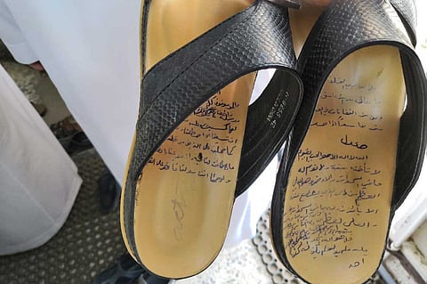 القبض على شخص دوَّن آيات قرآنية على حذائه في مسجد بـ «أبو عريش»