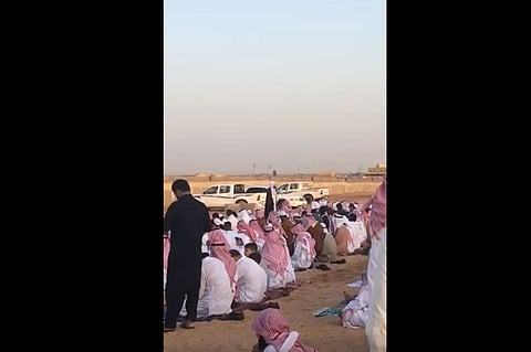 بالفيديو.. أهالي المليداء يؤدون صلاة العيد على التراب: لا سجّاد ولا مكبرات