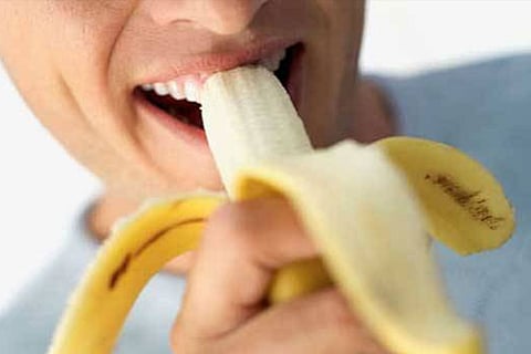 تحذيرات من تناول الموز على معدة خاوية