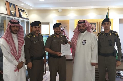 محافظ الداير يكرّم مدير المرور لجهوده في رمضان والعيد