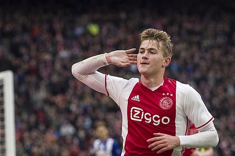 «دي ليخت» يفضل أموال باريس سان جيرمان على برشلونة